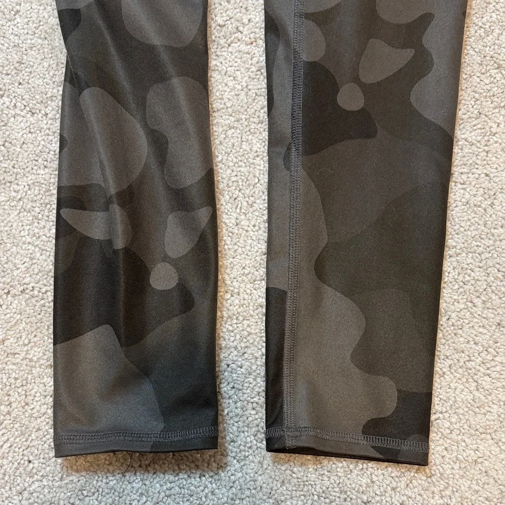 ALO Yoga Leggings - Black Camo